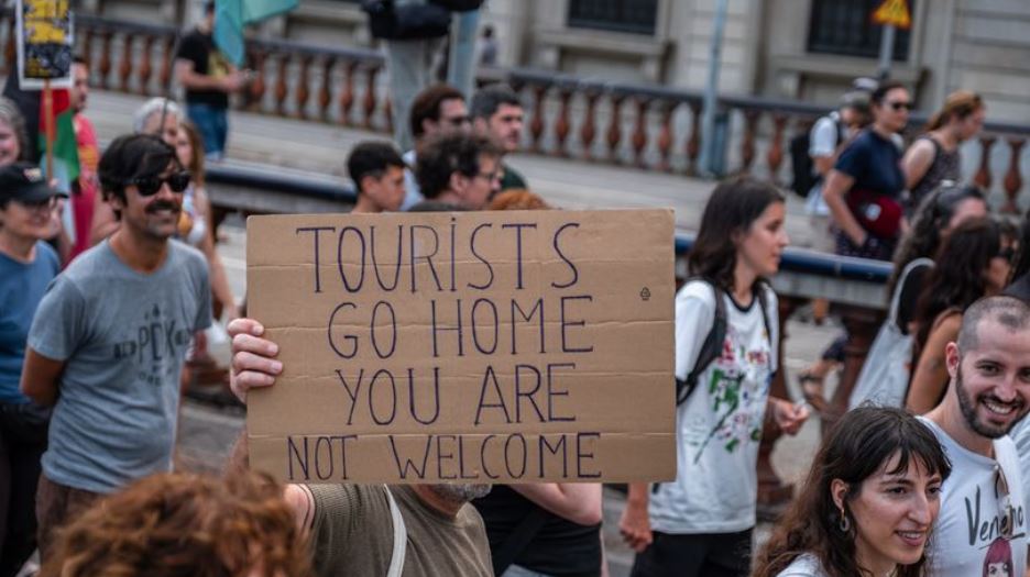 Spanja po godet mbiturizmin, ndalon turistët për një periudhë trevjeçare